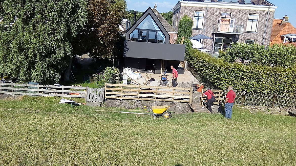 010.Realiseren hekwerk en bruggetje van hout