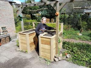 002.Verhoogde border voor het kweken van groenten en tuinplanten.